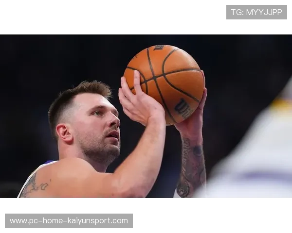 东契奇中路突破上篮得手，独行侠在主场掌声雷动