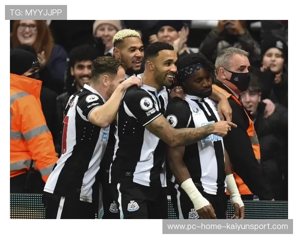 英超曼城中场穿插成功，球门前机会连连