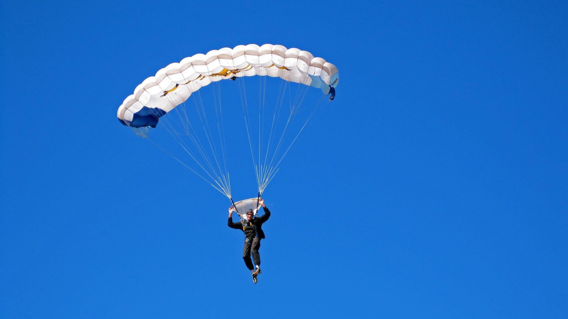 中国男篮与西班牙一队热身赛惜败仅差3分 新星后卫关键三分赢得掌声